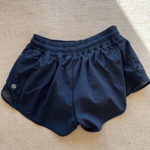 Lululemon hotty hot short 2.5” - size 6